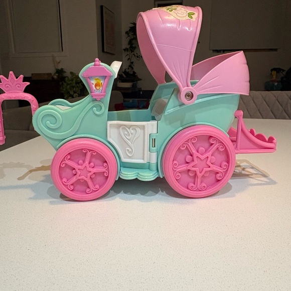 Fisher-Price Little People Princess Carriage – Pink & Teal - Picture 4 of 8